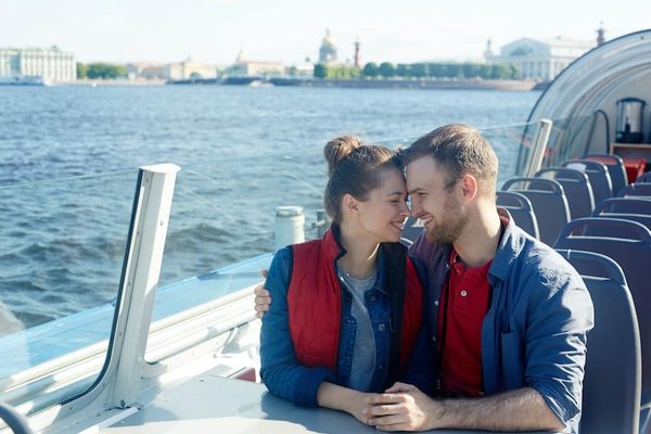 Qu'est-ce qui rend une piscine en coque en polyester attrayante ?