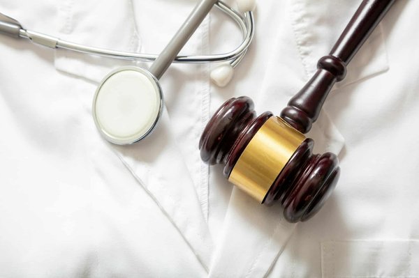 Quel est le rôle d'un avocat médecin dans les cas de négligence médicale ?